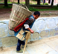 峨眉山上的背沙人